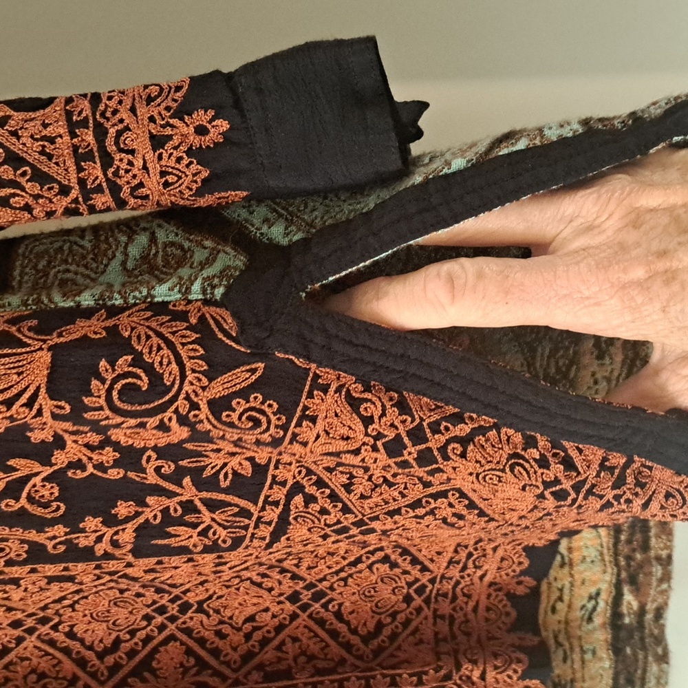 John Mark Black & Multi Color W/ Embroidered Detail Slit Side Schaket SzL EUC - Picture 3 of 11